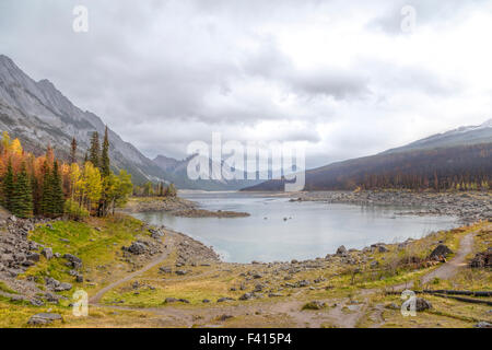 Serena tranquillità e inizio di caduta di colori a Medicina lago, situato nel Parco Nazionale di Jasper, Alberta, Canada, America del Nord. Foto Stock