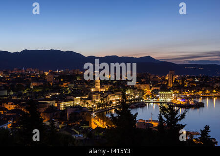 Vista di dividere la storica Città Vecchia e al di là dal di sopra della Croazia di notte. Copia dello spazio. Foto Stock