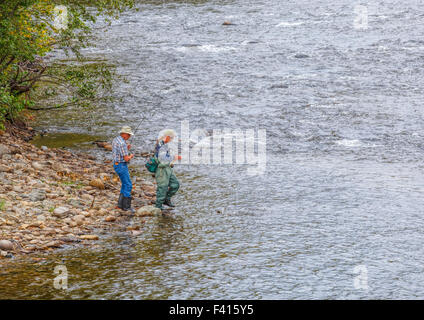 La pesca del salmone anglers in zattera sul fiume, famoso per la sua Sockeye Salmone Sockeye o rosso Salmone, British Columbia, Canada. Foto Stock