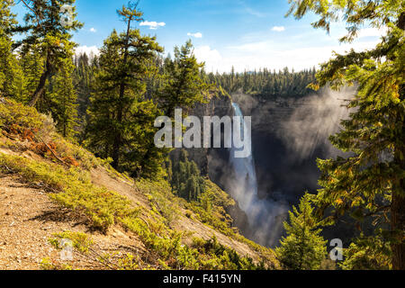 Luce del sole di mattina brilla su nebbia a Helmcken Falls, Grey Parco Provinciale, British Columbia, Canada, America del Nord. Foto Stock