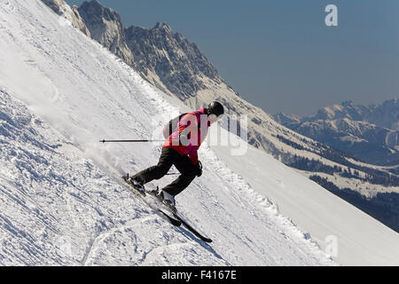 Ragazza adolescente, downhill sciatore, scendendo ripida pendenza alpino. Concetto di godere di attività invernali. Foto Stock