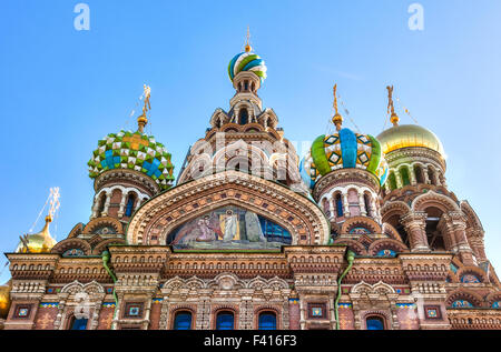 Cupole della Chiesa del Salvatore sul Sangue versato a San Pietroburgo, Russia Foto Stock