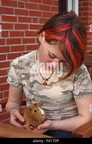 Adolescente con la guinea pig Foto Stock