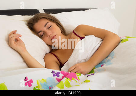 Giovane donna che dorme Foto Stock