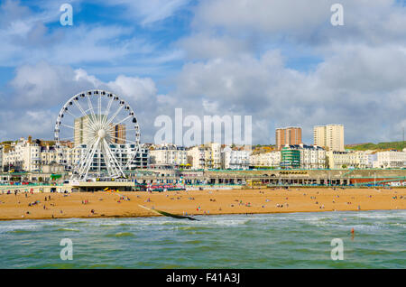 La spiaggia di Brighton e Brighton ruota in estate. East Sussex, Inghilterra. Foto Stock