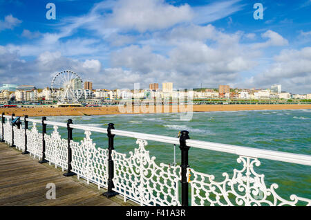 La spiaggia di Brighton visto dal molo. East Sussex, Inghilterra. Foto Stock