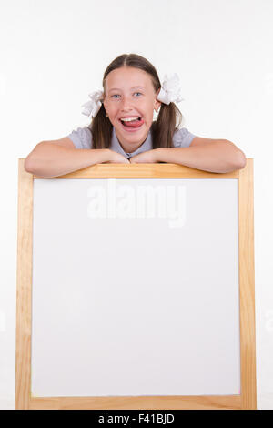 Ragazza mostra la linguetta supporto pubblicitario Foto Stock