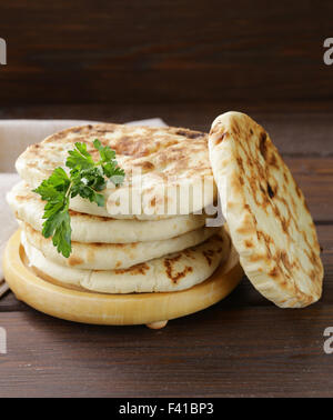 Pila di tortilla casalinga pita su un tavolo di legno Foto Stock