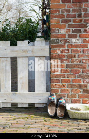 Olandese di zoccoli di legno nella provincia di Groninga Foto Stock