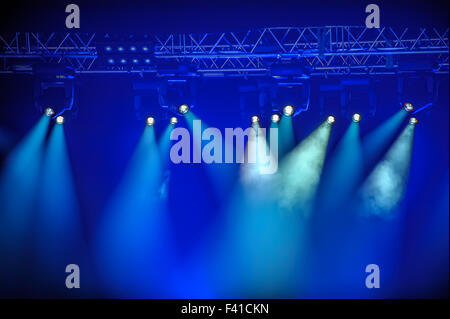 Faretti blu sul palco Foto Stock