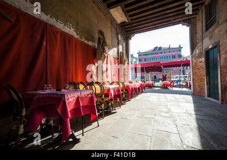 Ristorante romantico in un vano della porta accanto al canale grande Foto Stock