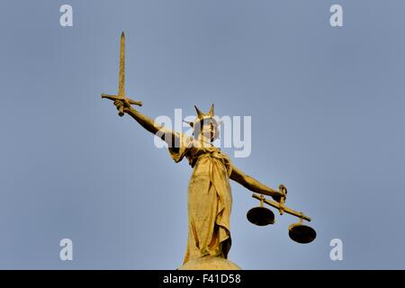 Giustizia statua sulla sommità di Old Bailey Foto Stock