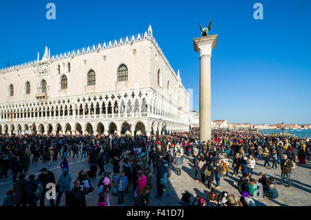 A carnevale migliaia di stranieri e italiani turisti si riuniscono a Venezia per celebrare e godere delle attrazioni Foto Stock