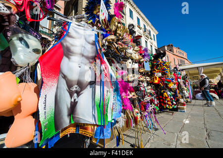 A carnevale migliaia di maschere ottenere venduti a stranieri e turisti italiani in tutta Venezia Foto Stock