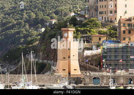 Rio Marina con il porto e la torre di avvistamento, Elba Foto Stock