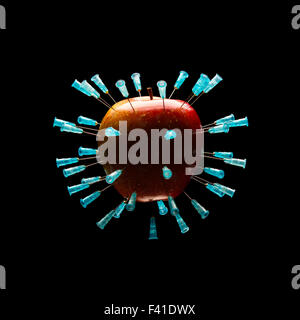 Una mela rossa piena di aghi ipodermici, isolato su sfondo nero. Foto Stock