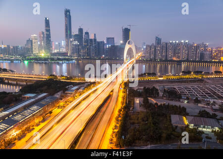 Sentieri di luce sul ponte liede Foto Stock