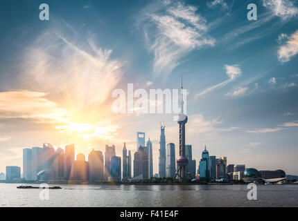 Lo skyline di Shanghai nella mattina di sole Foto Stock