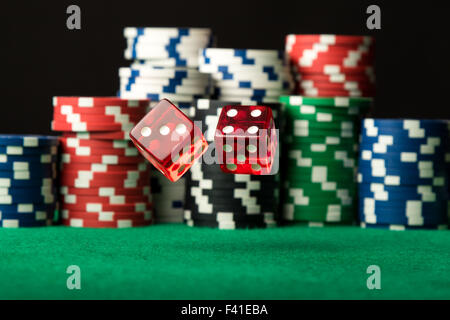 Dadi rossi in aria e poker chips Foto Stock