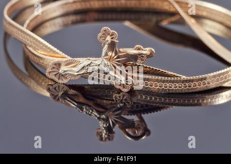 Mano con turibolo brucia incenso su carbone caldo interno, durante la  celebrazione nella Chiesa ortodossa. Profumo fumo che sale verso l'alto.  Close-up. Fotogr verticale Foto stock - Alamy