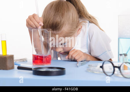 Farmacia guardando il liquido nel pallone Foto Stock