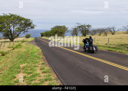 Motociclista a cavallo lungo la Costa di Kohala, Big Island delle Hawai'i, Hawai'i, STATI UNITI D'AMERICA Foto Stock