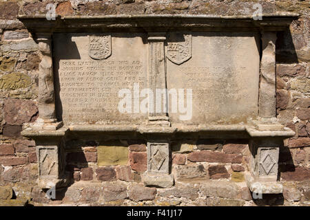 Regno Unito, Inghilterra, Shropshire, craven arms, Stokesay, San Giovanni Battista 1699s lapide impostato nella parete Foto Stock