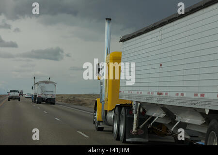 Carrello su una autostrada in Idaho Foto Stock