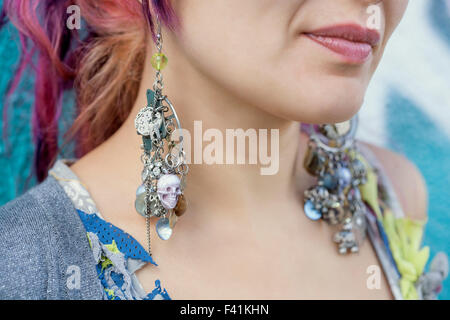 Close-up del giovane bella ragazza in stile harajuku indossando vapore stile punk orecchini Foto Stock