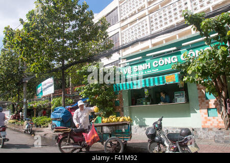 L'uomo per la vendita di frutta banans in Ho Chi Minh city center,Vietnam Foto Stock