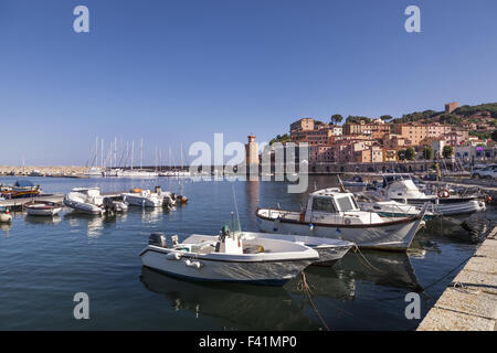 Rio Marina con il porto e la torre di avvistamento, Elba Foto Stock