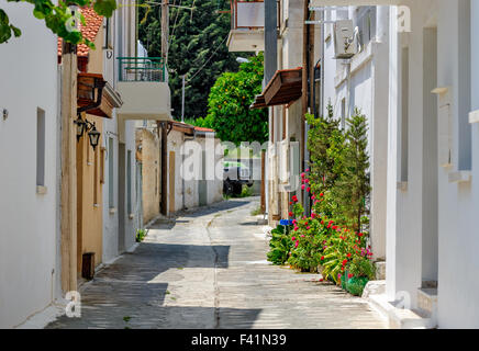 Strada stretta nel vecchio villaggio Foto Stock