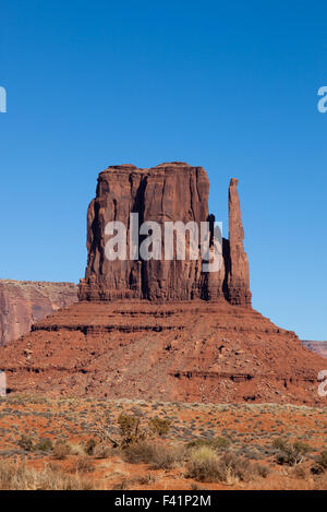 West Mitten caratteristica roccia nella Monument Valley in una giornata limpida con un cielo blu sullo sfondo. Foto Stock