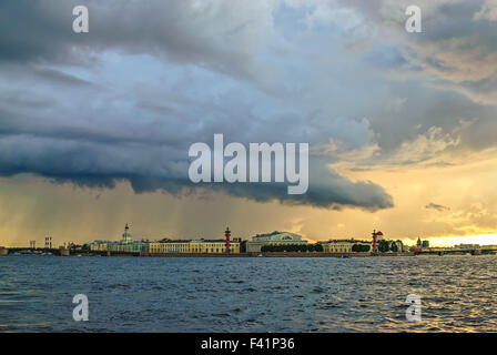 Tempesta nuvole sopra San Pietroburgo Foto Stock