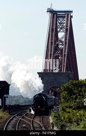 Nero 5 locomotiva a vapore tirando un treno sul Forth Bridge vicino a North Queensferry nell est della Scozia centrale. Foto Stock