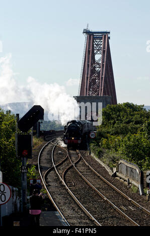 Nero 5 locomotiva a vapore tirando un treno sul Forth Bridge vicino a North Queensferry nell est della Scozia centrale. Foto Stock