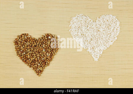 Riso e grano saraceno come cuore Foto Stock