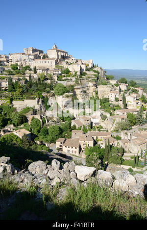 Vista sull'appollaiato villaggio sulla collina di Gordes nel Parco Regionale del Luberon Vaucluse Provence Francia Foto Stock