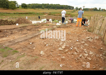 Persone che fanno di archeologia in Glenfield Lodge Park Foto Stock
