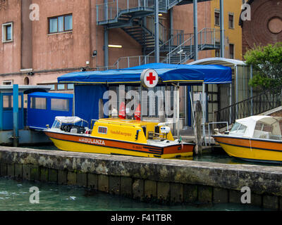 Ambulanza barca ormeggiata presso l Ospedale di Venezia Foto Stock