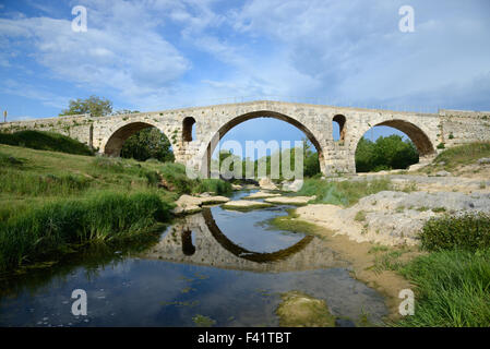 La terza romana secolo Pont Julien o Julian ponte sopra il fiume Calavon Bonnieux Luberon Provence Francia Foto Stock