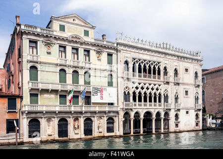 VENEZIA, ITALIA - 06 MAGGIO 2015: Edifici lungo il Canal Grande - edificio sulla destra si trova il Palazzo Ca' d'Oro, che oggi ospita la Galleria Franchett Foto Stock