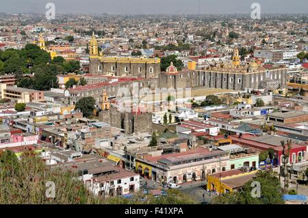 Vista del centro storico di Cholula con San Gabriel, Puebla, Messico Foto Stock