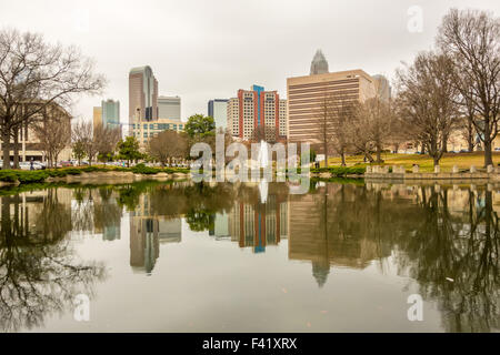 Nuvoloso meteo su charlotte nc skyline Foto Stock