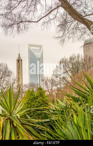 Molto nuvoloso su charlotte skyline della città Foto Stock