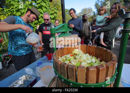 Spremuta di succo di mela realizzato da premuto le mele locali serviti presso una comunità Apple Day festival in Sheffield, England, Regno Unito Foto Stock