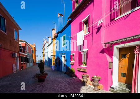 Burano, una delle poche isole chiuso a Venezia, attira turisti da esso è colorfully case dipinte Foto Stock