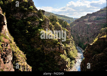 Daluis Gorge e del suo fiume, la valle del selvaggio alpi marittime, sulle Alpi francesi, Francia Foto Stock