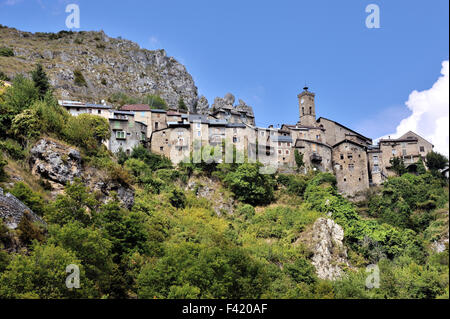 Roubion, villaggio delle Alpi Francesi, incorporato nel paesaggio, Francia Foto Stock