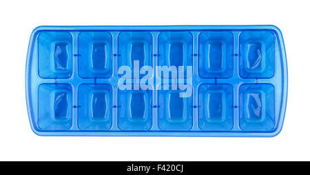 Vista superiore di plastica blu ice cube vassoio isolato su bianco Foto Stock